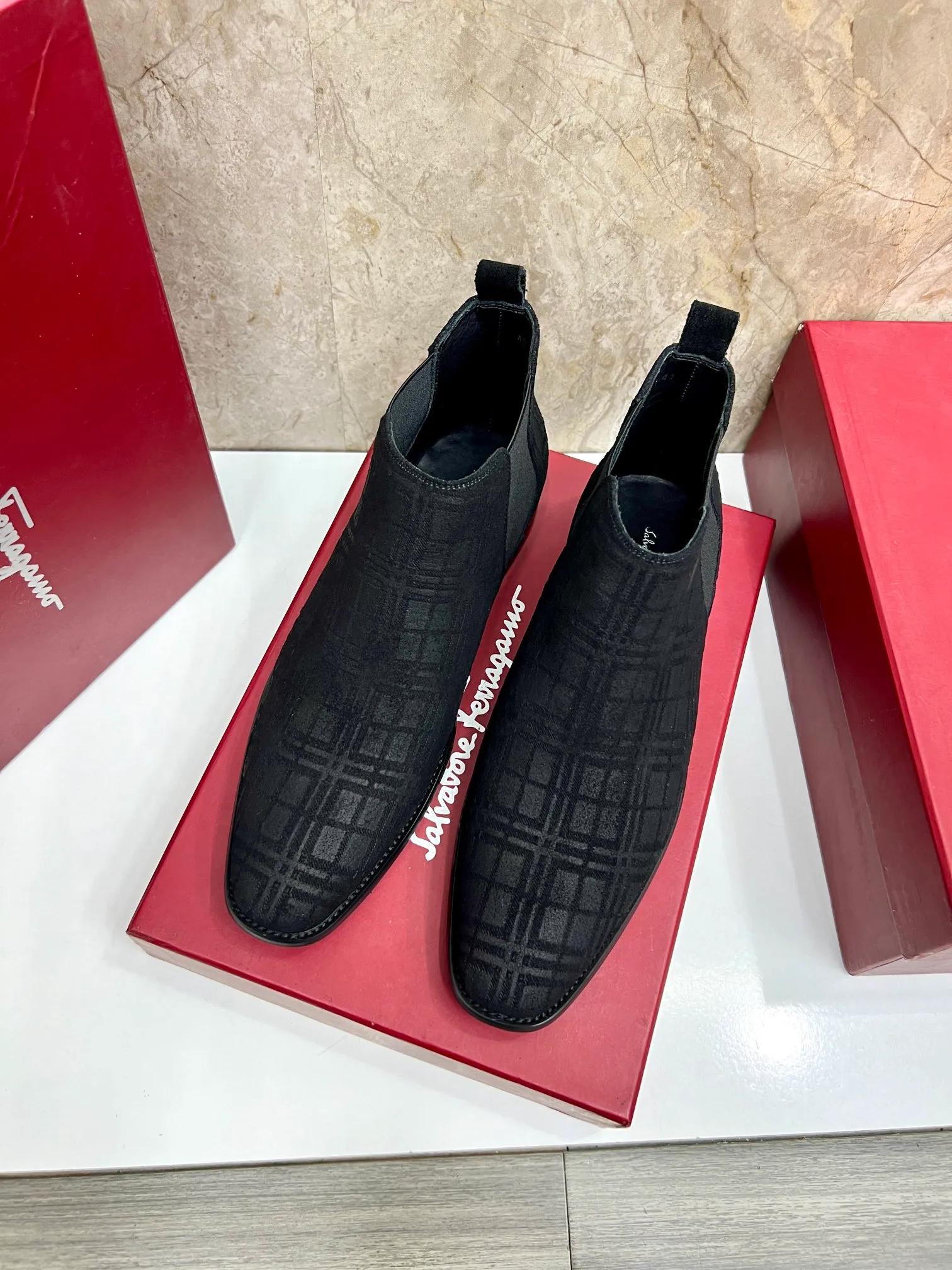 Original order quality: Men's shoes 💰700 Brand: Ferragamo (Ferragamo) One size larger: Men's size 38-44 (45 customized) Grade: Same style as the official website High-end men's shoes Material: Original cowhide, cowhide lining, original outsole Style category: Chelsea men's boots Fashion trend Color: Actual picture